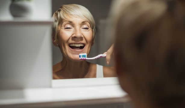 Esta es la manera correcta de lavarse los dientes, según los dentistas