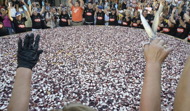 O Carballiño, en Ourense, vuelve a liarla con una tapa de pulpo: 580 kilos de octópodo. Foto: EuropaPress