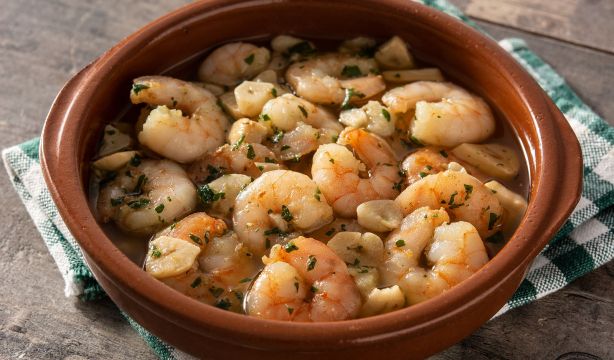 La mejor receta de gambas al ajillo, con truco incluido para que estén aún más sabrosas. Foto: Bigstock
