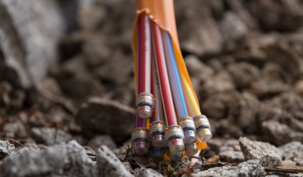 El cable de fibra óptica