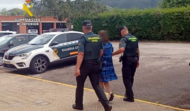 Detenida por vaciar las cuentas y cambiar la pensión y el testamento del octogenario al que cuidaba