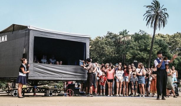 La Plaza Mayor de Madrid se convierte en un teatro interactivo con 'Chulaporama'. Foto: Europa Press