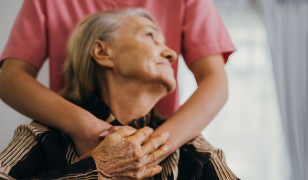 Consejos para mejorar la comunicación con las personas mayores. Foto: Bigstock