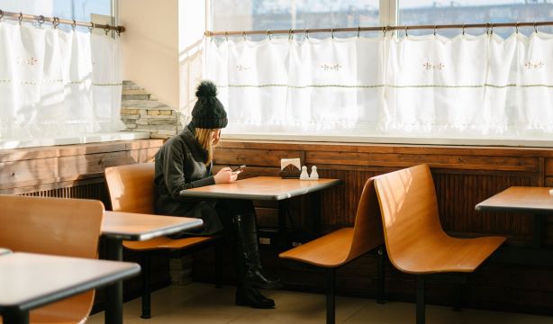 Polémica: bares prohíben a los clientes cenar sin acompañante