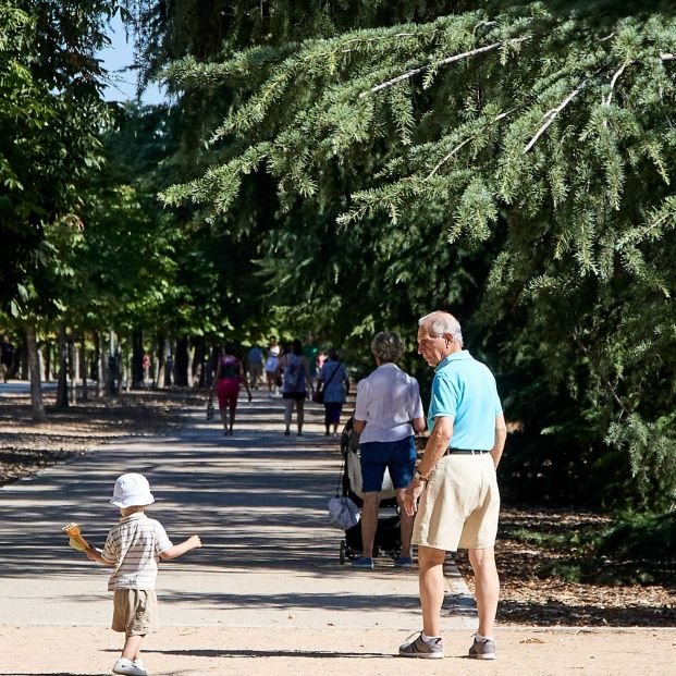 EuropaPress 5359326 persona junto nino parque retiro 29 julio