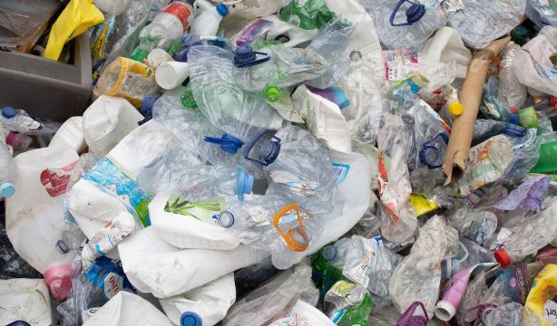 El curioso método para reciclar plásticos y convertirlo en jabón