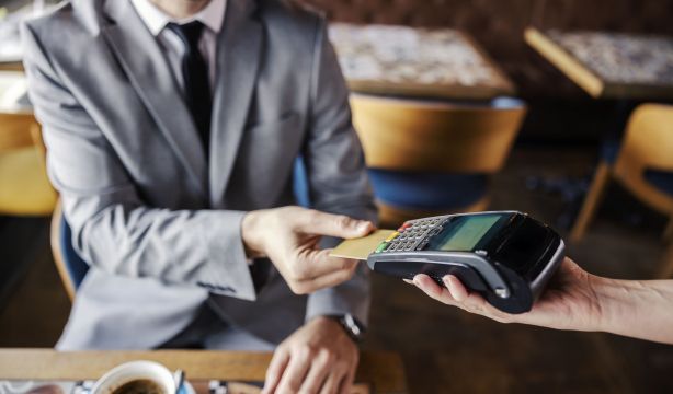 Lo más surrealista: le cobran 2 euros por cortar un bocadillo por la mitad