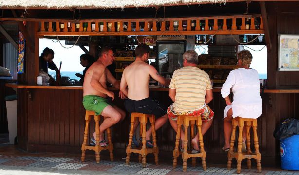 Datáfono averiado: Facua denuncia el truco de algunos chiringuitos para forzarte a pagar en metálico