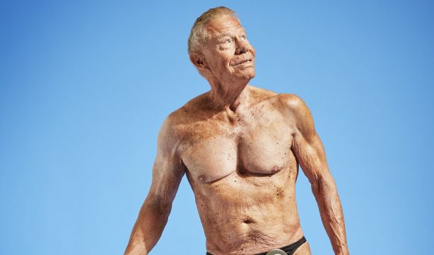 El culturista más longevo del mundo comparte su secreto para mantenerse en forma a los 90 años