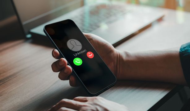 ¿Por qué continúan las llamadas 'spam' a pesar de estar prohibidas por ley?