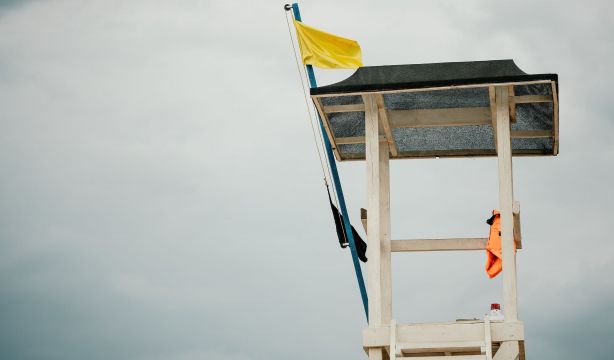 El auténtico significado de la bandera amarilla en la playa