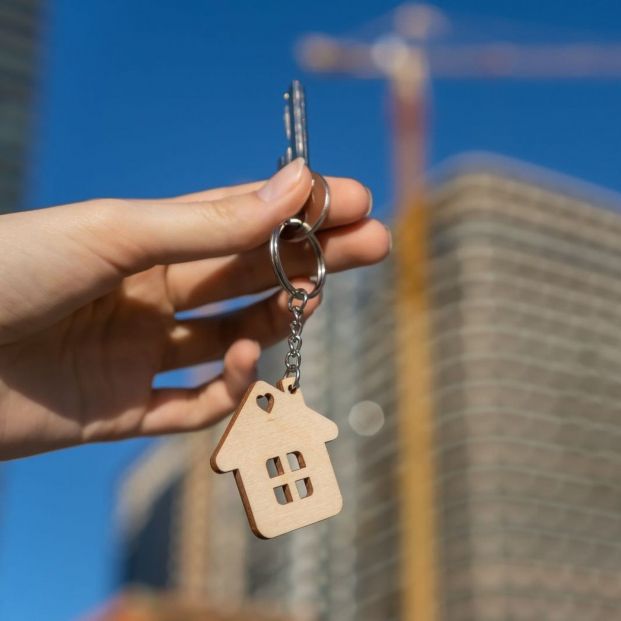 Brecha de género en vivienda: la mujer tarda casi 4 años más que el hombre en comprar una casa