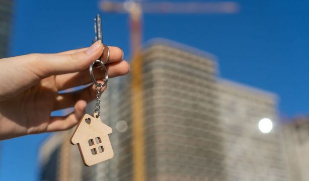 Brecha de género en vivienda: la mujer tarda casi 4 años más que el hombre en comprar una casa