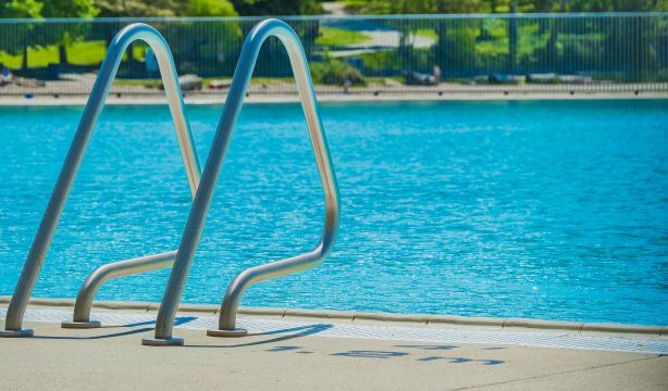 ¿Puedo negarme a pagar las derramas de piscina si no la uso? Te damos la respuesta . Foto: BIgstock