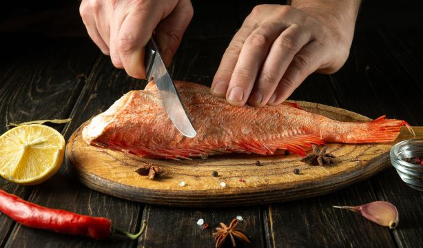 El truco casero que acabará con el olor que deja el pescado cuando lo cocinamos