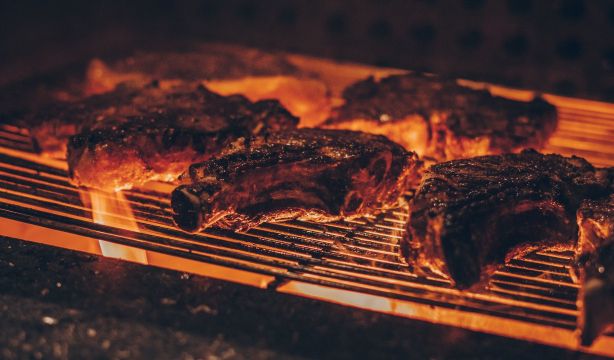 El momento exacto para salar la carne, según un experto en barbacoas