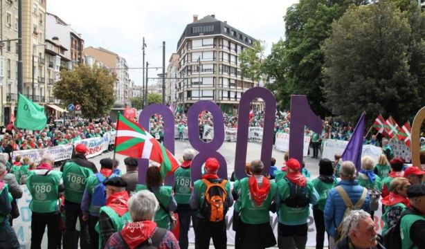 Los pensionistas vascos se manifiestan en Bilbao al grito de "pensión mínima de 1.080 euros"