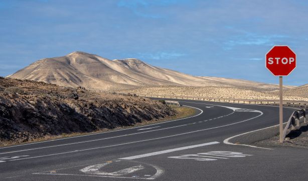 Las nuevas señales de la DGT: ¿Qué significa el cuadrado amarillo que hay en las carreteras?