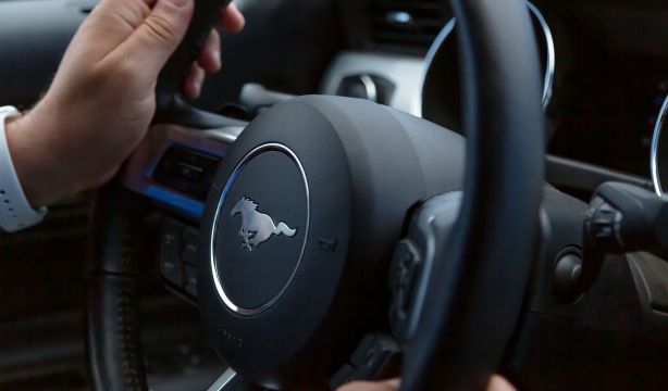 El truco para no quemarte con el volante al subir al coche