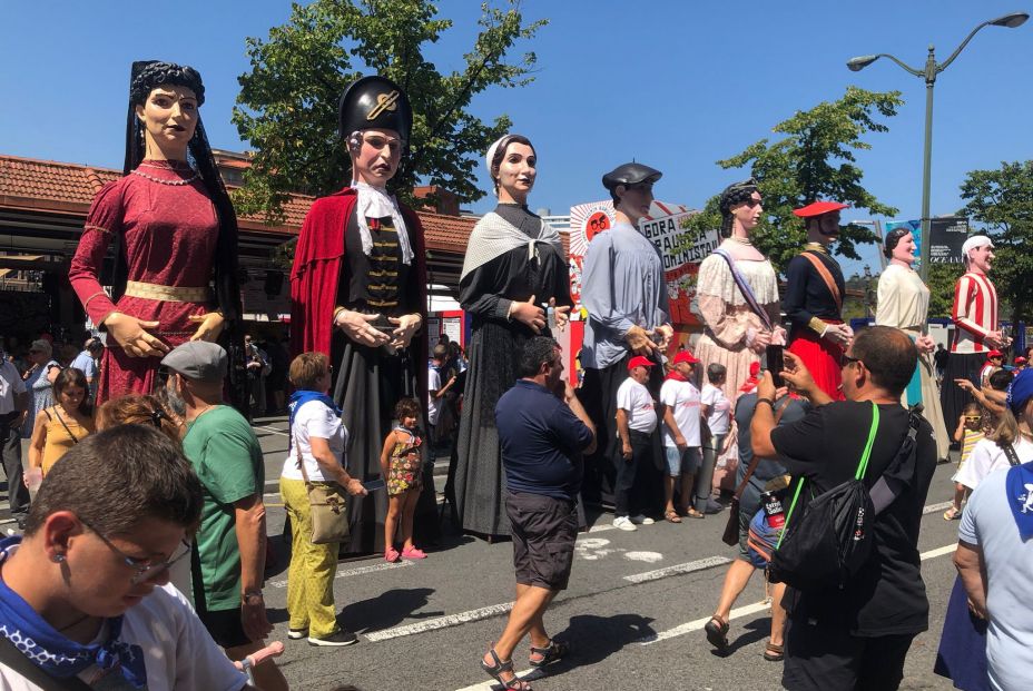 Gigantes y cabezudos manifestacion bilbao Gigantes y cabezudos manifestacion bilbao