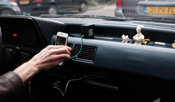 La DGT advierte sobre la sanción que puede suponer escuchar música en el coche