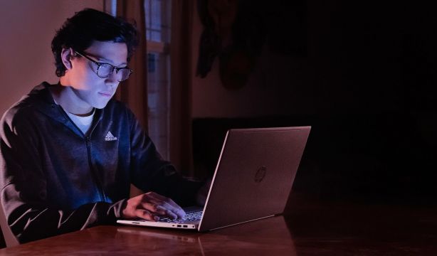 ¿Las gafas que filtran la luz azul realmente combaten la fatiga visual? Esto dice la ciencia