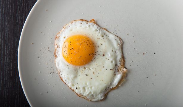 El truco para hacer huevos fritos en el microondas en menos de un minuto