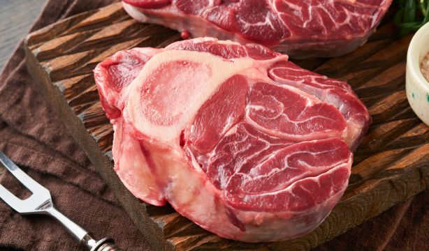 Los consejos de la OCU para evitar riesgos con la carne cruda. Foto: Bigstock