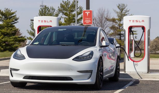 Enormes diferencias en los precios de seguros para coches eléctricos: de 400 a 1.700 euros al año