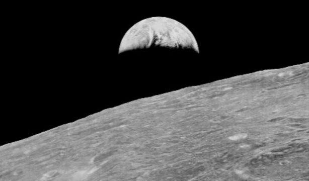 Desarrollan 'ladrillos lunares' que son tres veces más fuertes que los de hormigón