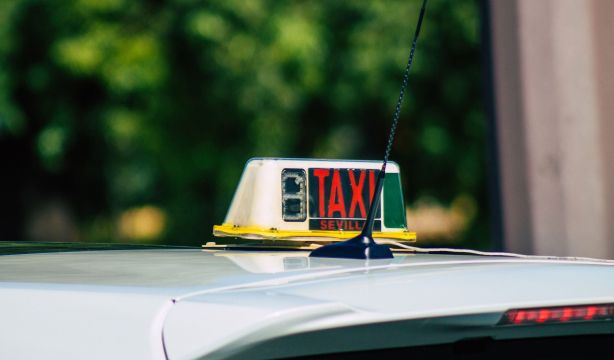 Muere un joven de 26 años tras arrojarse contra un taxi. Foto: Bigstock
