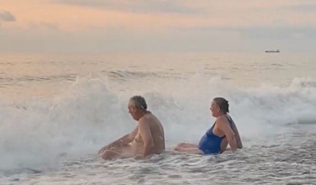VÍDEO: Una pareja mayor juega con las olas en el mar y enamora a millones en las redes. Foto: TikTok