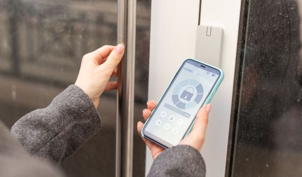 Meta, X, Google y TikTok empezarán este viernes a poner coto a la desinformación en Europa