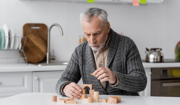 Casi la mitad de los españoles desconocen cuáles son los primeros síntomas del alzhéimer