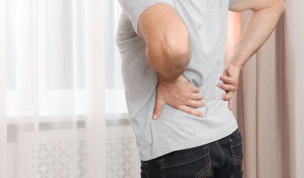 Fallece tras acudir dos veces al hospital con dolor de espalda, donde se le diagnosticó mala postura. Foto: Bigstock