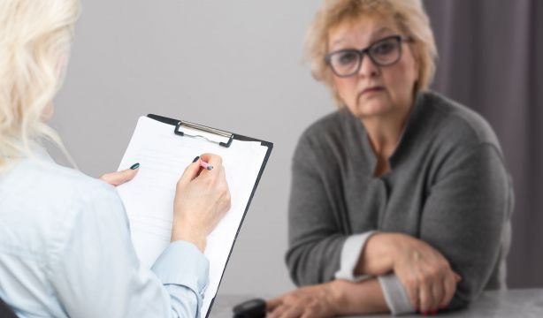 Los cambios conductuales en pacientes con alzhéimer pueden significar una infección de orina