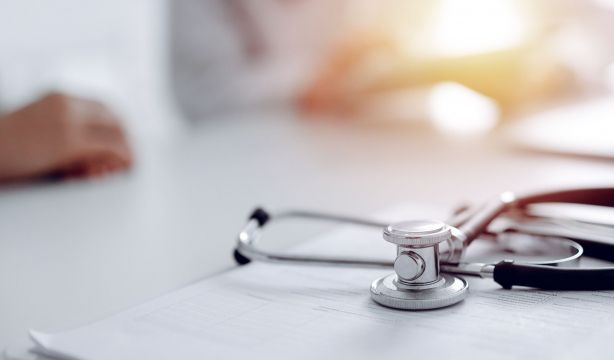 Una mujer con discapacidad por un ictus vuelve a hablar gracias a la inteligencia artificial. Foto: Bigstock