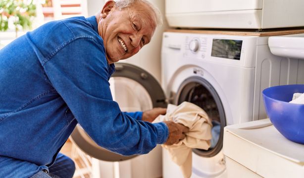 El truco definitivo para que tu ropa salga de la lavadora sin arrugas