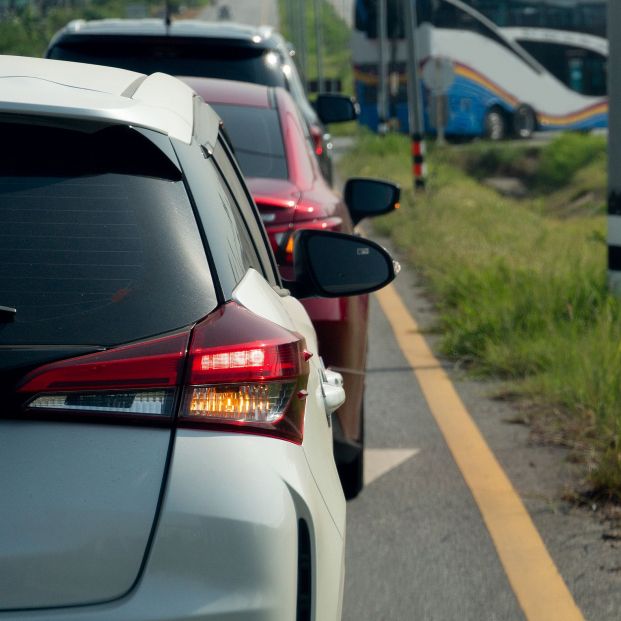 Las multas que te puede poner la DGT por no usar correctamente los intermitentes Las multas que te puede poner la DGT por no usar correctamente los intermitentes