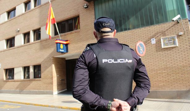 Un policía retirado se atrinchera en una vivienda con rehenes en el interior