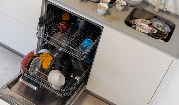 ¿Qué es mejor: fregar los platos o poner el lavavajillas?