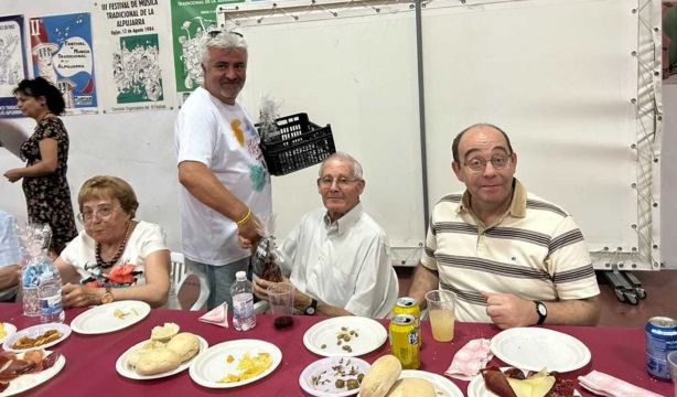 Polémica en un pueblo de Granada por el regalo sexista que el Ayuntamiento ha hecho a sus mayores