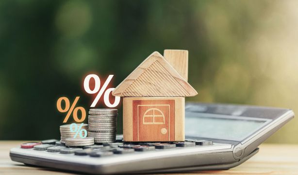 El euríbor baja en agosto por primera vez en 20 meses, aunque las hipotecas seguirán encareciéndose. Foto: Bigstock