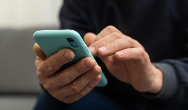 Alertan de una nueva campaña de 'smishing': cuidado si te piden fotos del DNI y un 'selfie'. Foto: Bigstock