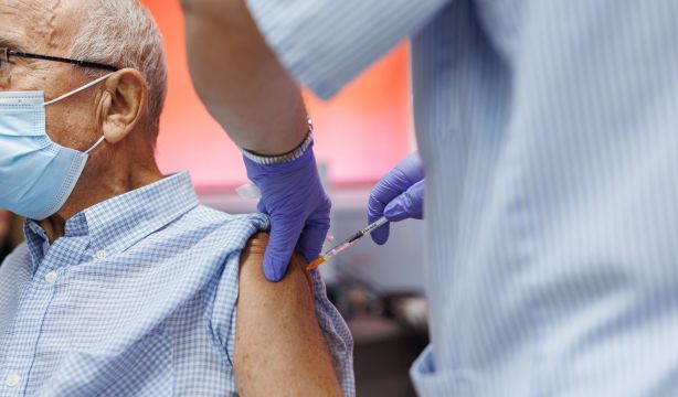 Expertos recomiendan vacunar este otoño contra el Covid a los mayores y personas con patologías