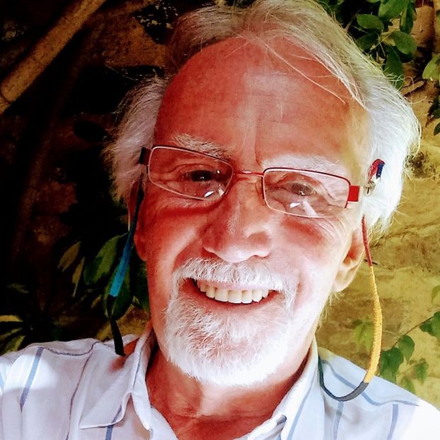 Jubilados se rebelan para que UNED sénior no prescinda de su profesora de 75 años: “Es edadismo” Jubilados se rebelan para que UNED sénior no prescinda de su profesora de 75 años: “Es edadismo”