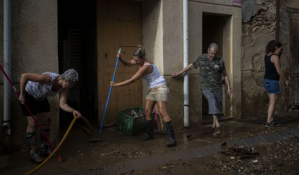 La DANA causa estragos: trenes cancelados, carreteras cortadas, inundaciones y personas atrapadas