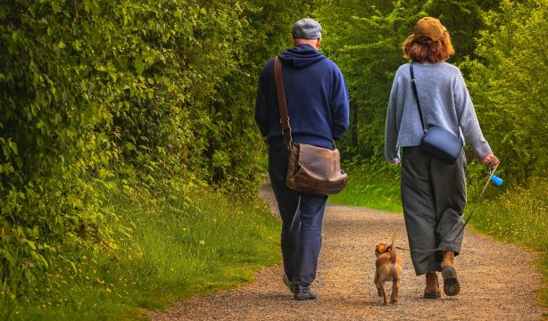 La forma en que caminas podría ser un signo temprano de demencia . Foto: Bigstock