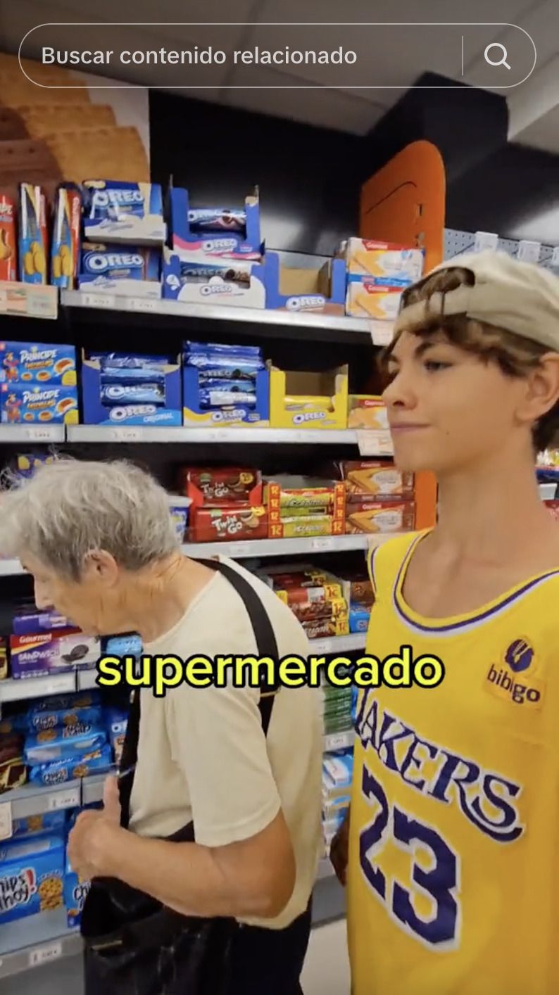 nieto y abuela de compras nieto y abuela de compras