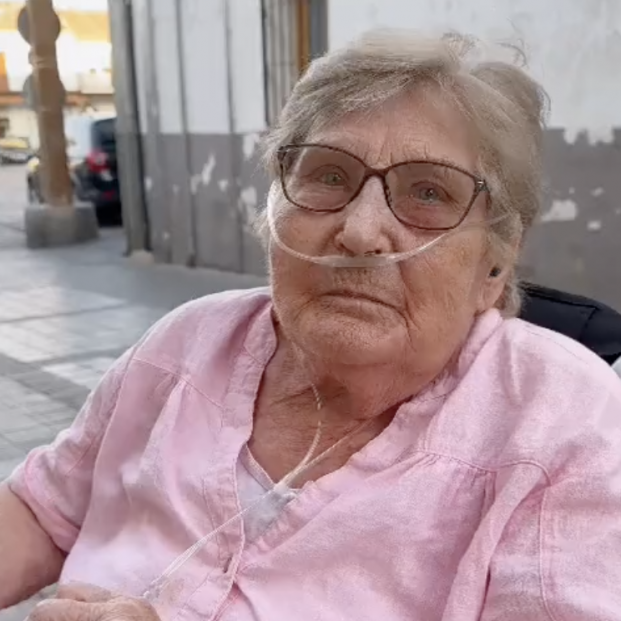 Fernando Alonso cumple el deseo de Paqui, una admiradora de 93 años. Foto: TikTok Fernando Alonso cumple el deseo de Paqui, una admiradora de 93 años. Foto: TikTok